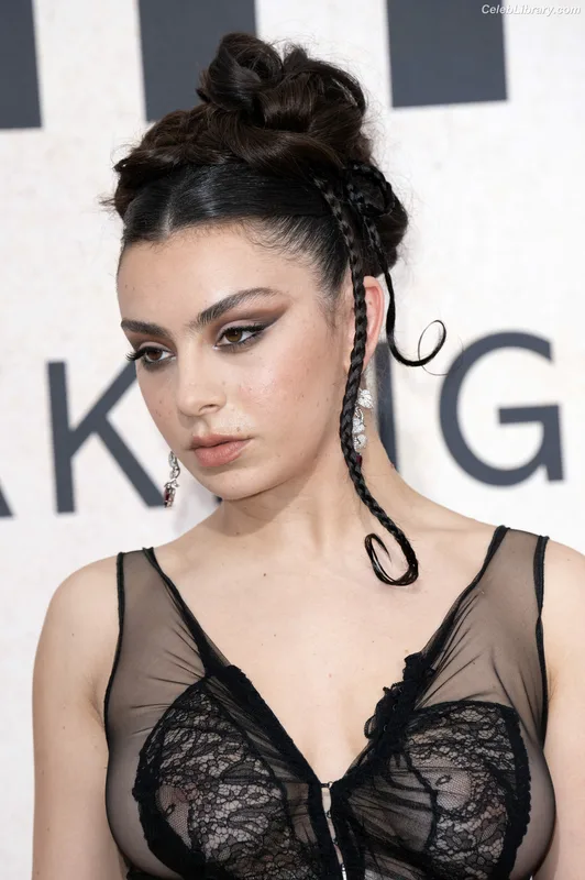 Charli XCX photo 19 of 2701