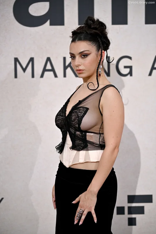 Charli XCX photo 23 of 2701