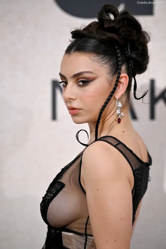 Charli XCX photo 1 of 2701