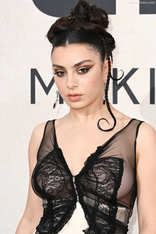 Charli XCX photo 4 of 2701