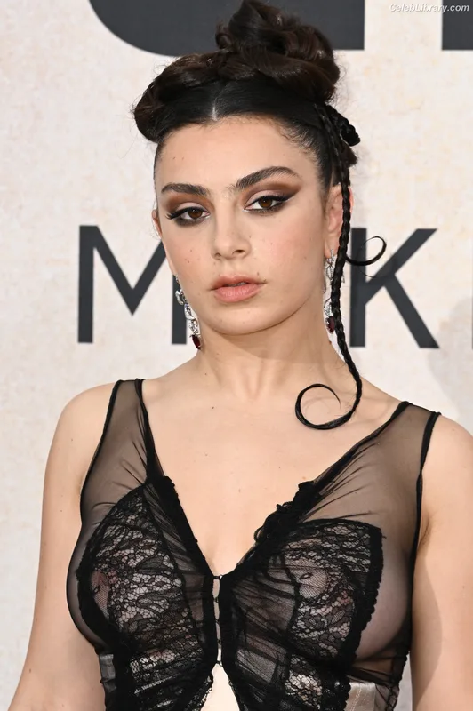 Charli XCX photo 5 of 2701