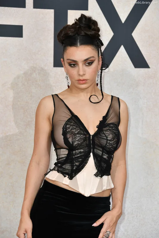 Charli XCX photo 9 of 2701