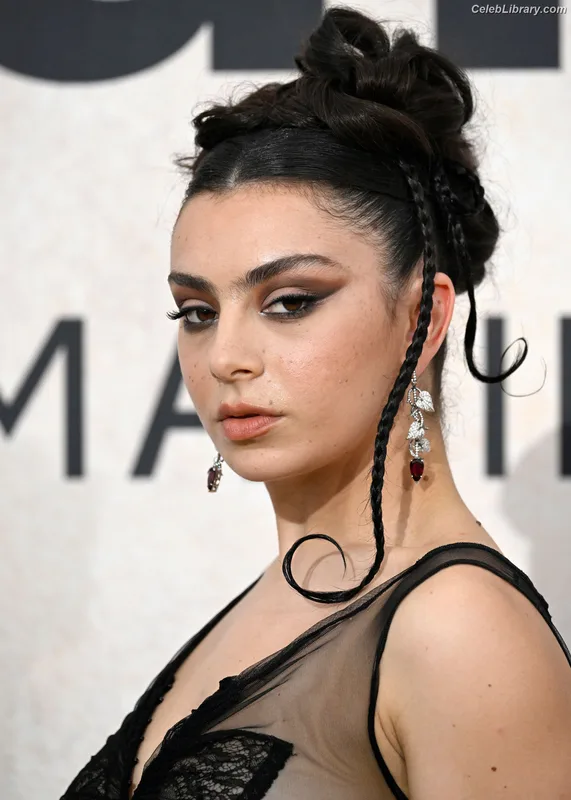 Charli XCX photo 23 of 2701