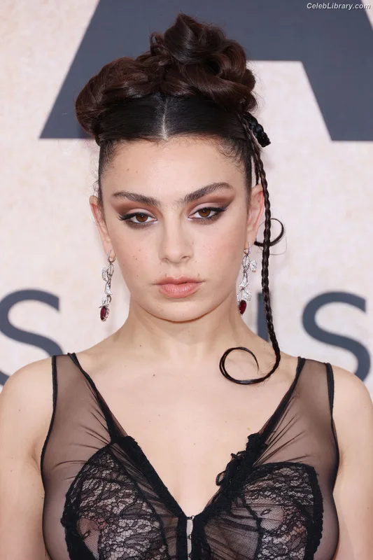 Charli XCX photo 1 of 2701