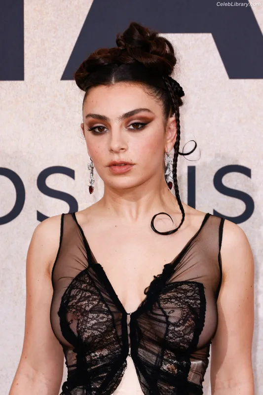 Charli XCX photo 5 of 2701