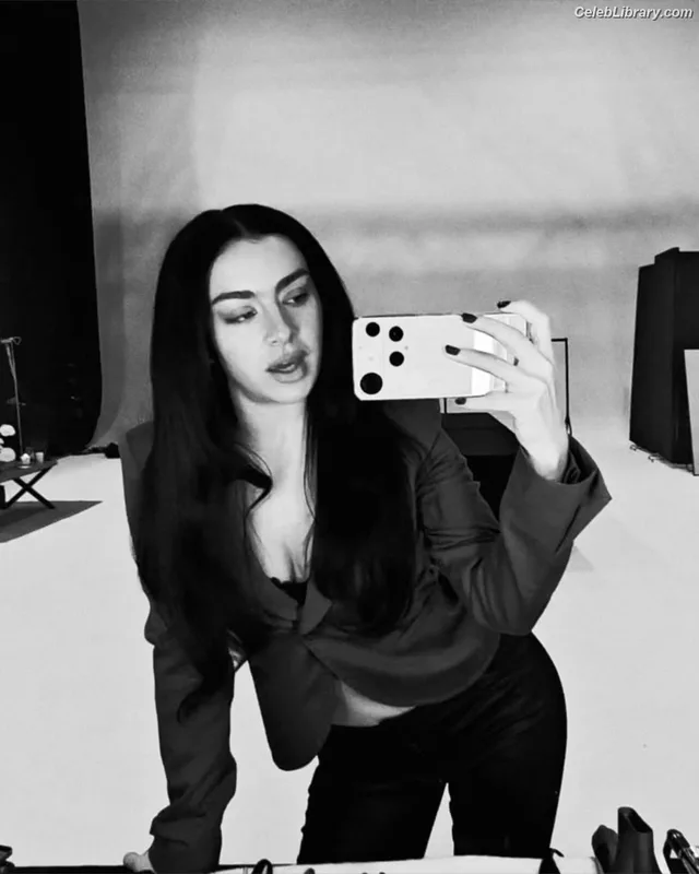 Charli XCX photo 17 of 2701