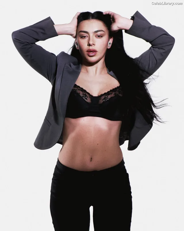 Charli XCX photo 19 of 2701