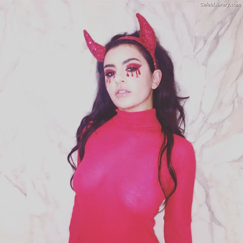Charli XCX photo 10 of 2701