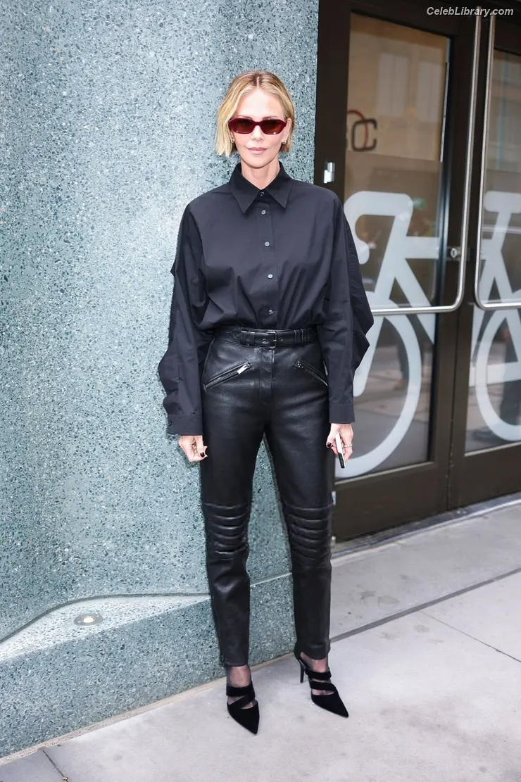 Charlize Theron photo 9 of 871