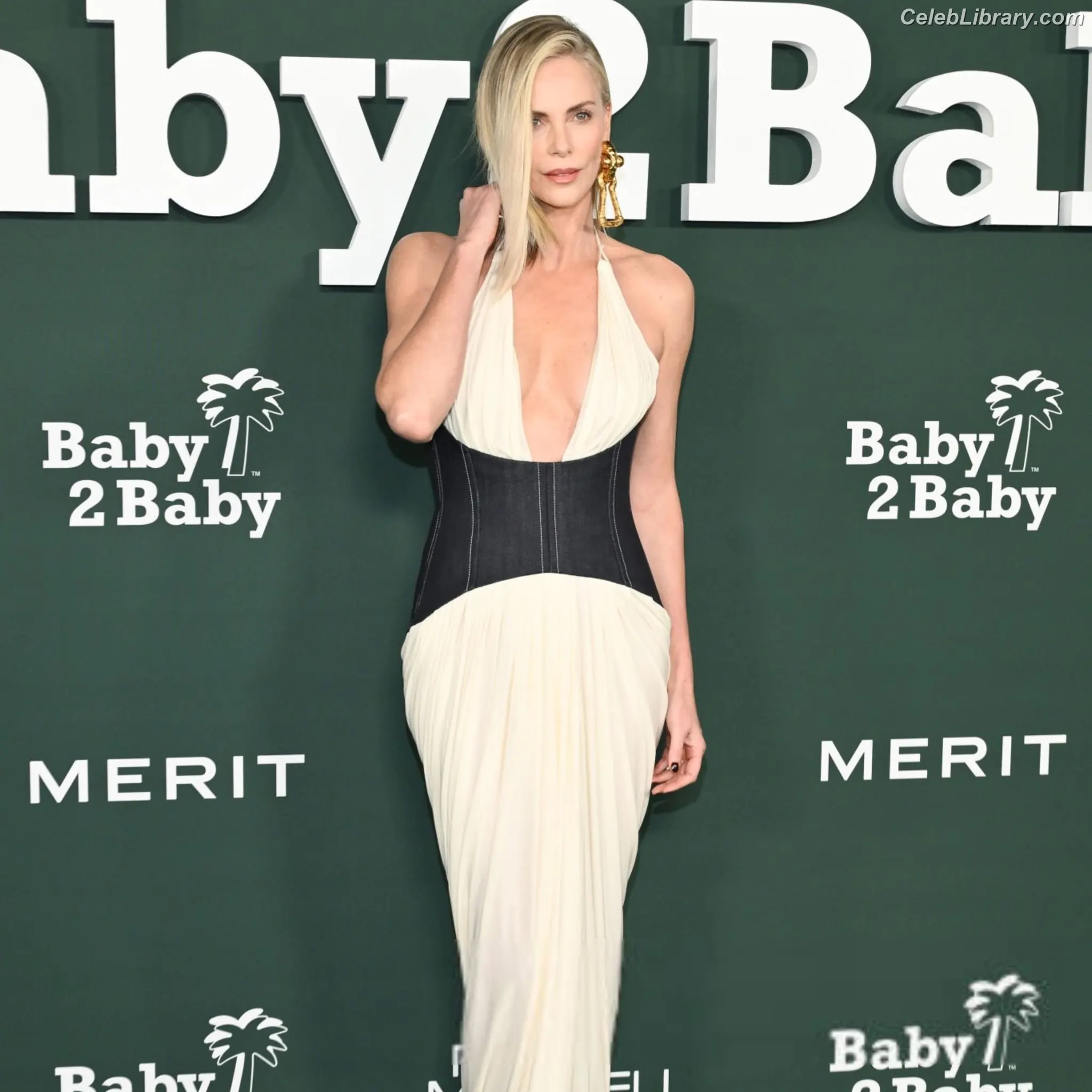 Charlize Theron photo 4 of 871
