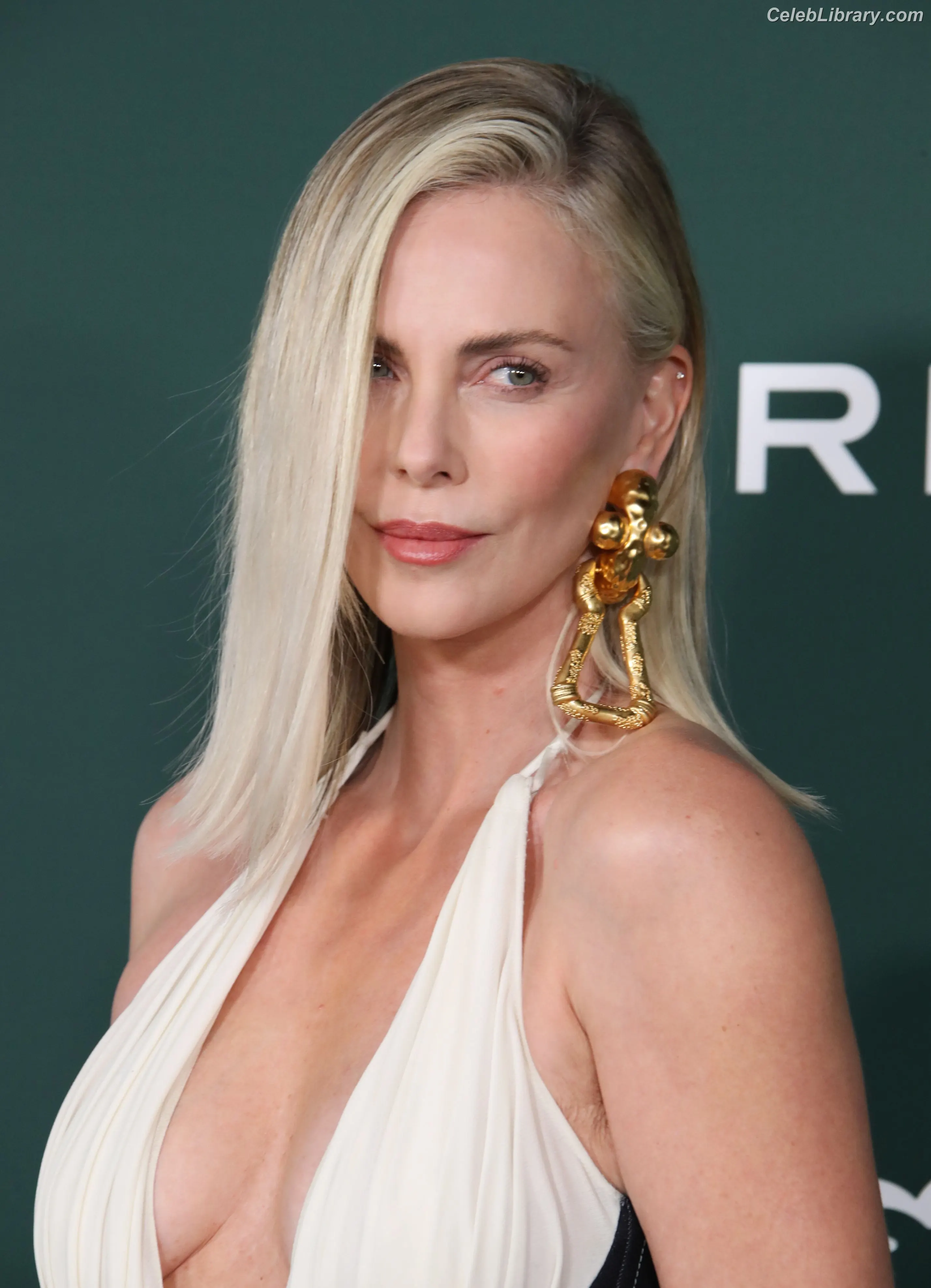 Charlize Theron photo 8 of 871