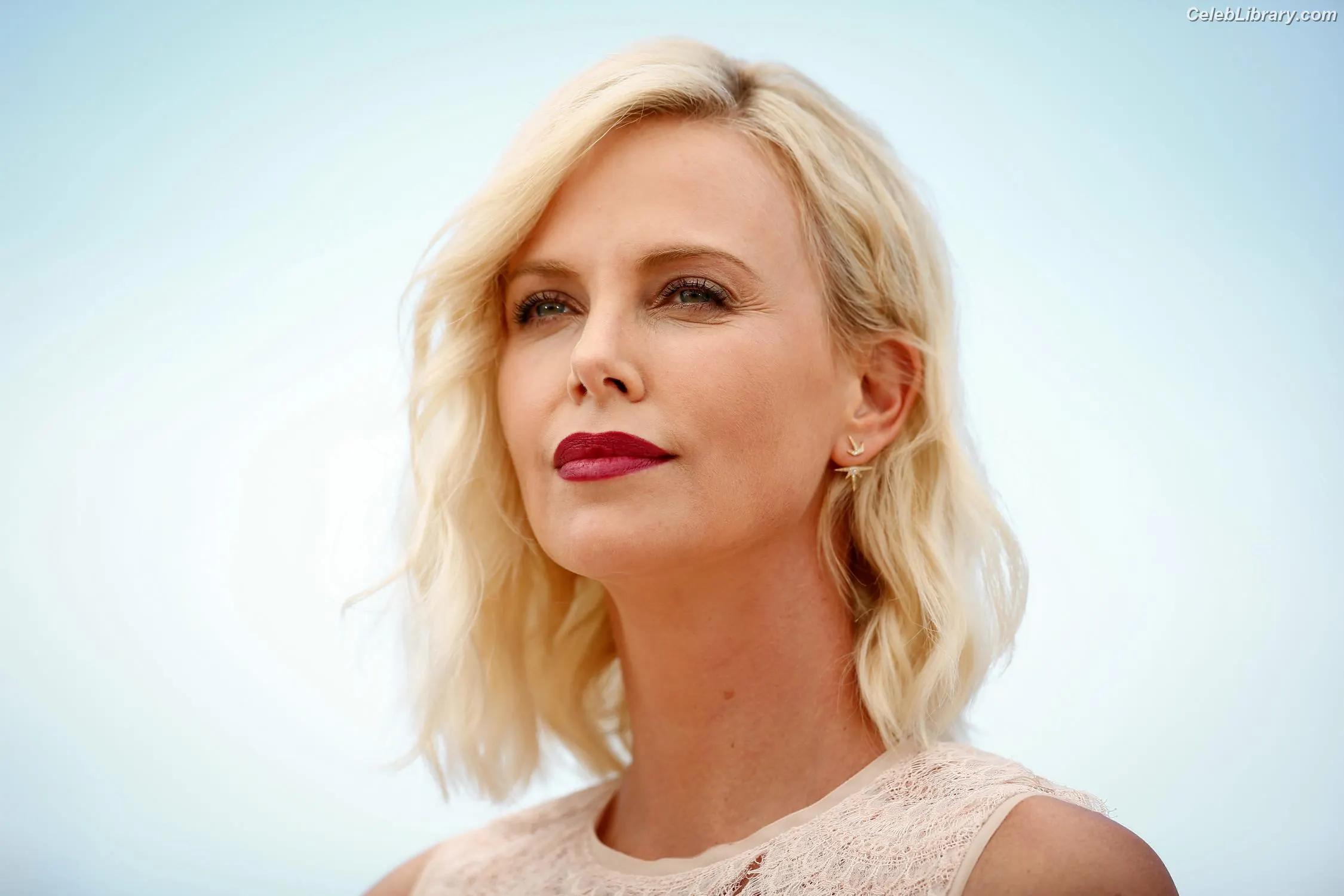 Charlize Theron photo 2 of 871