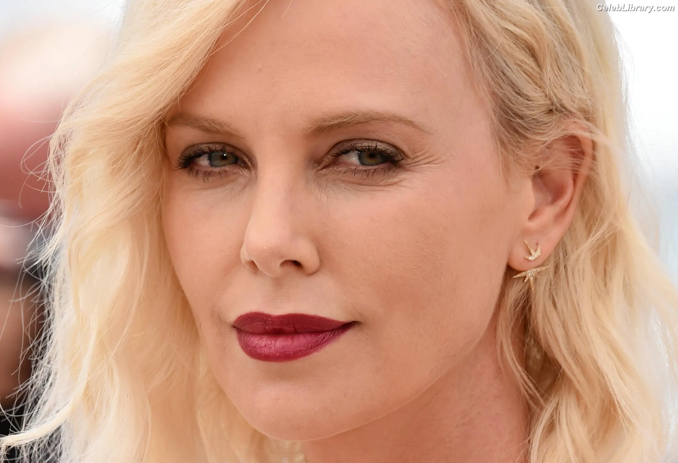 Charlize Theron photo 8 of 871