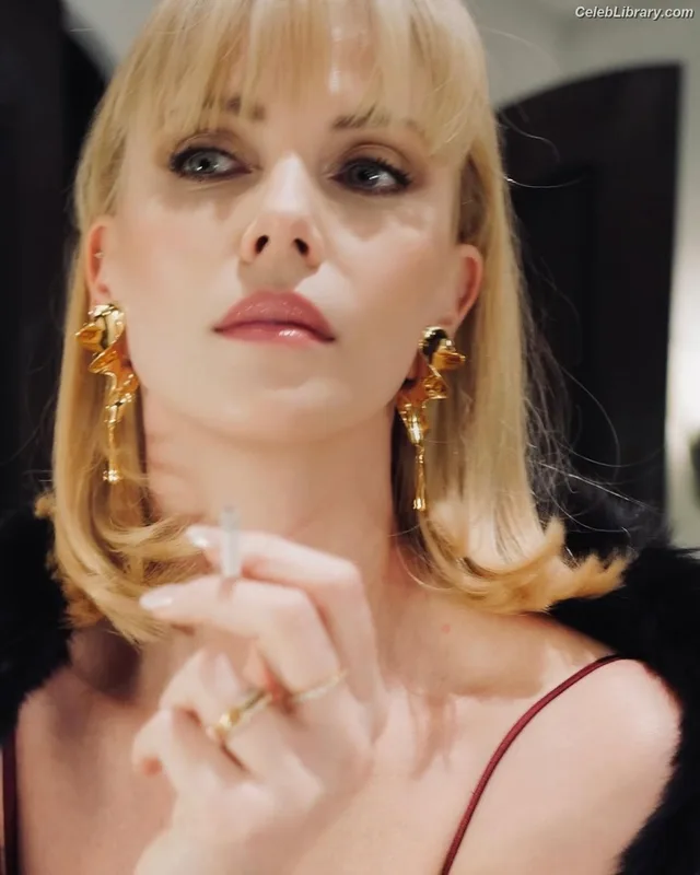 Charlize Theron photo 22 of 884