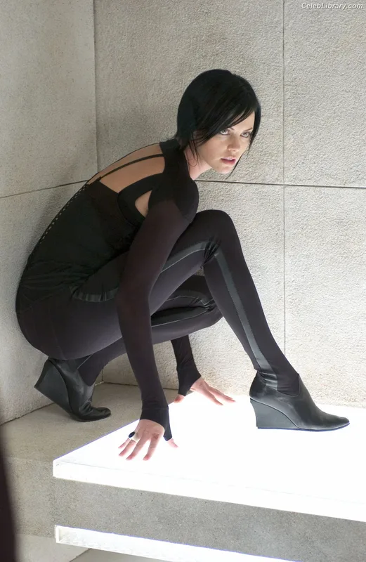 Charlize Theron photo 11 of 884