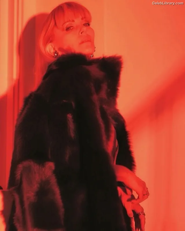 Charlize Theron photo 4 of 884