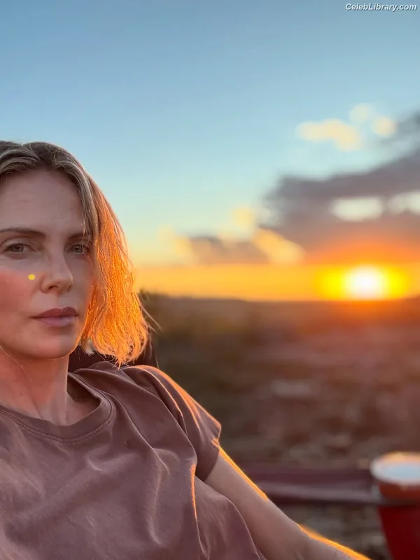 Charlize Theron photo 22 of 884