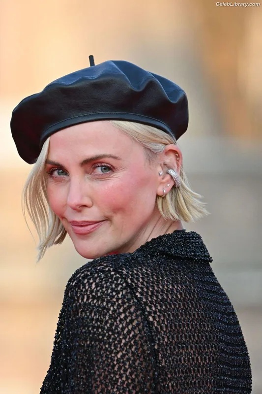 Charlize Theron photo 4 of 884