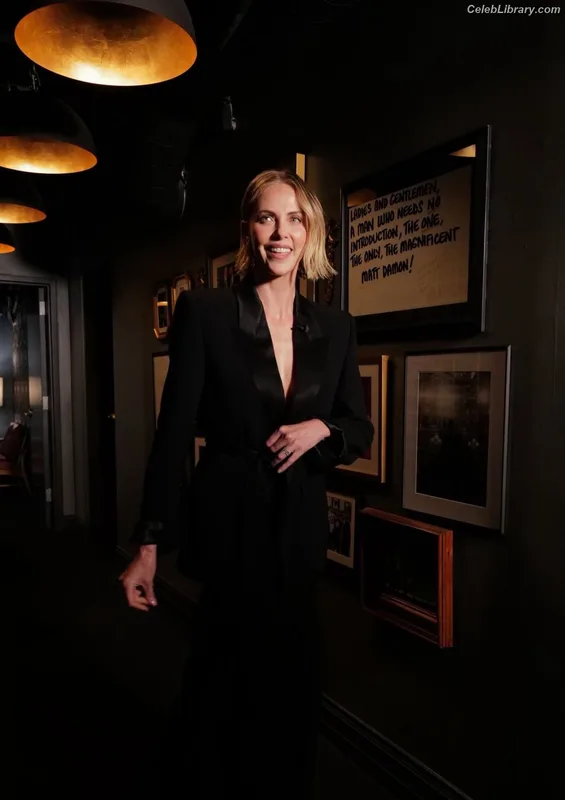 Charlize Theron photo 11 of 884