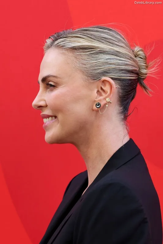 Charlize Theron photo 20 of 884