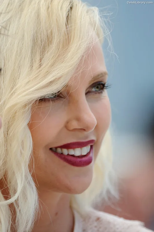 Charlize Theron photo 4 of 884