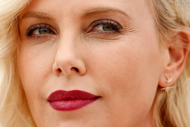 Charlize Theron photo 10 of 884