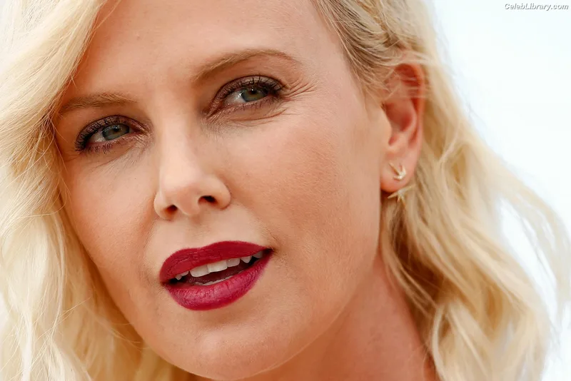 Charlize Theron photo 12 of 884