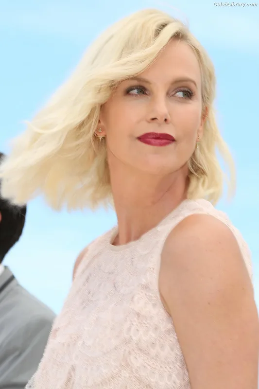 Charlize Theron photo 11 of 884