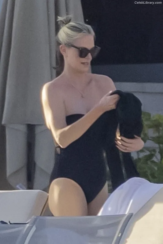 Charlize Theron photo 11 of 884