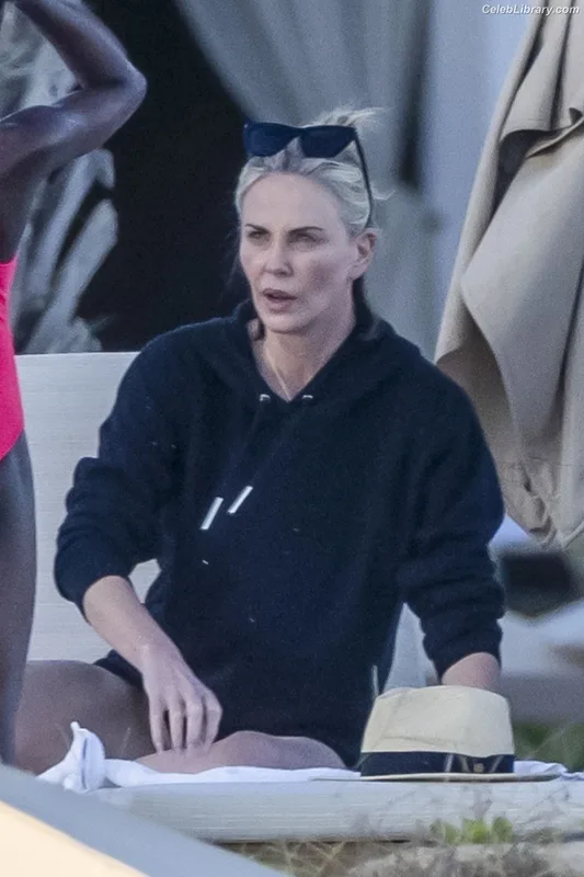 Charlize Theron photo 15 of 884