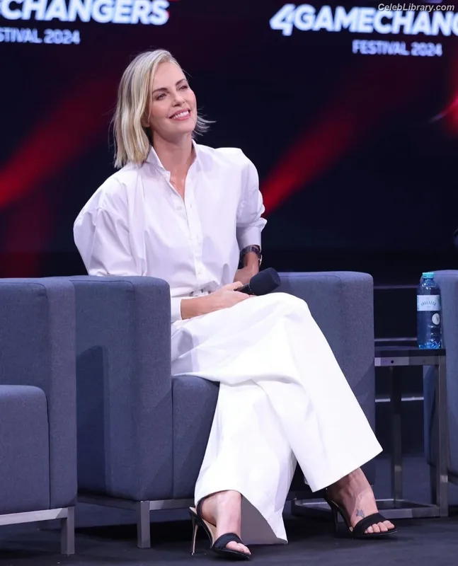 Charlize Theron photo 24 of 884