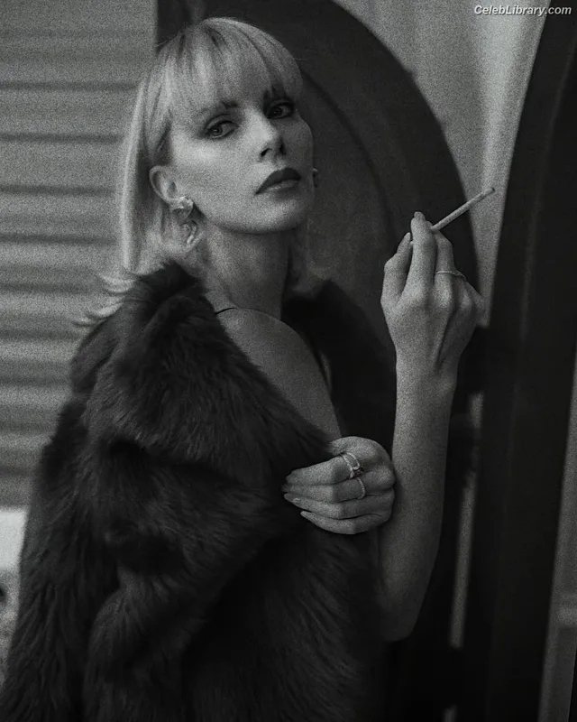 Charlize Theron photo 16 of 884