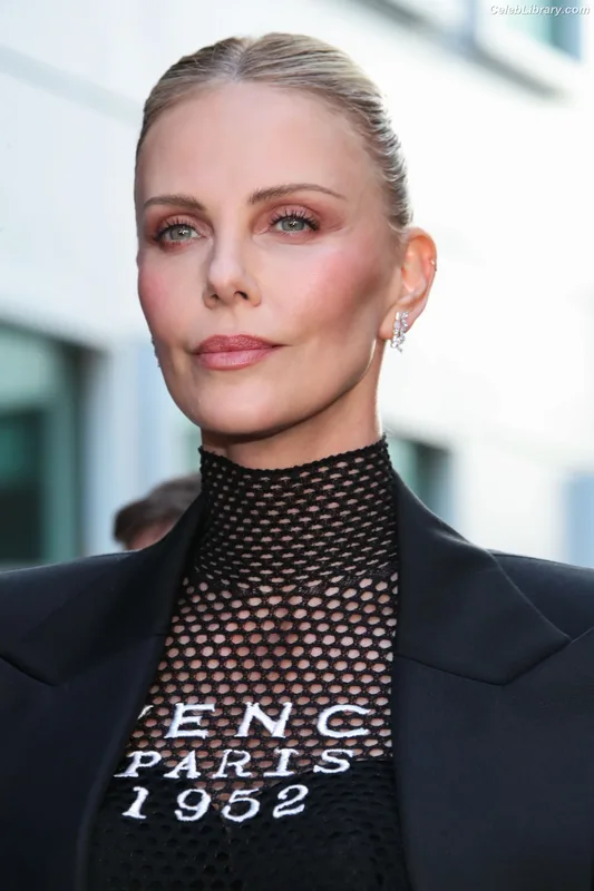 Charlize Theron photo 24 of 884