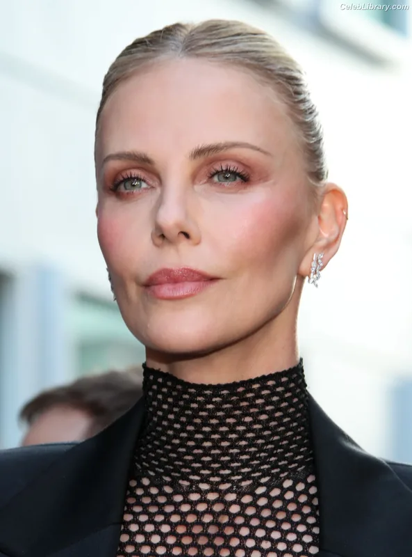 Charlize Theron photo 9 of 884