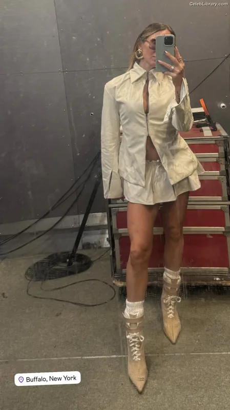 Charlotte Flair photo 9 of 717