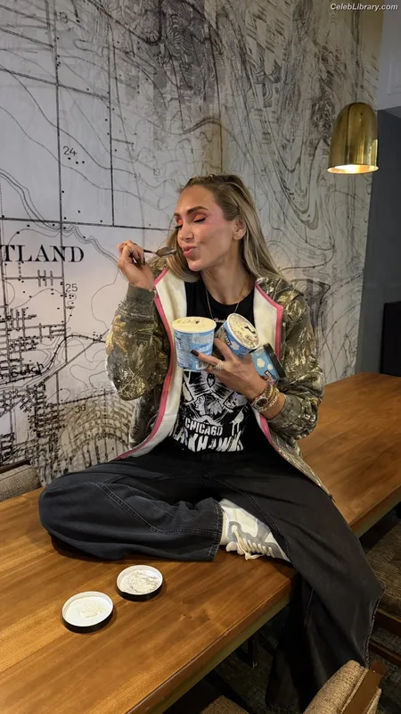 Charlotte Flair photo 2 of 717