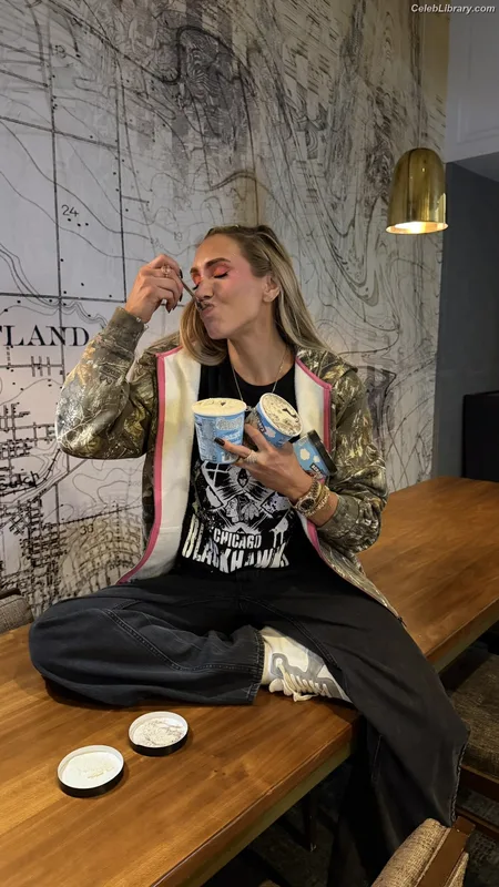 Charlotte Flair photo 4 of 717