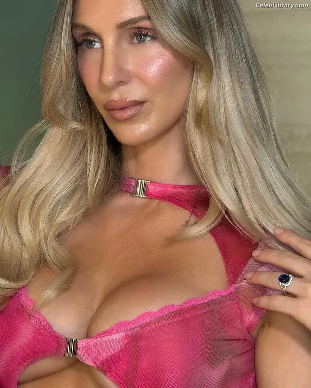 Charlotte Flair photo 3 of 717
