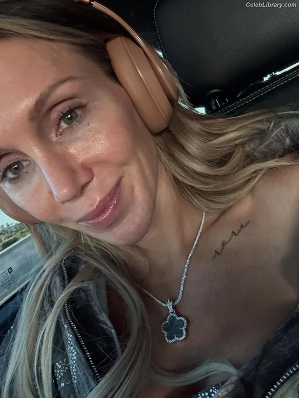 Charlotte Flair photo 5 of 717