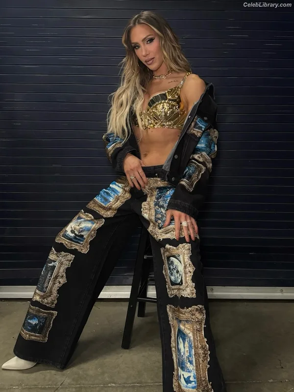 Charlotte Flair photo 11 of 717