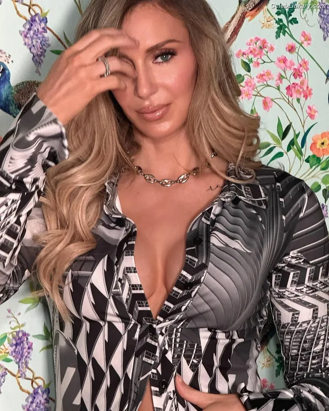 Charlotte Flair photo 4 of 717