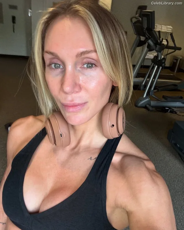 Charlotte Flair photo 6 of 717