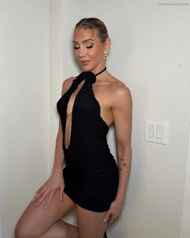 Charlotte Flair photo 9 of 717