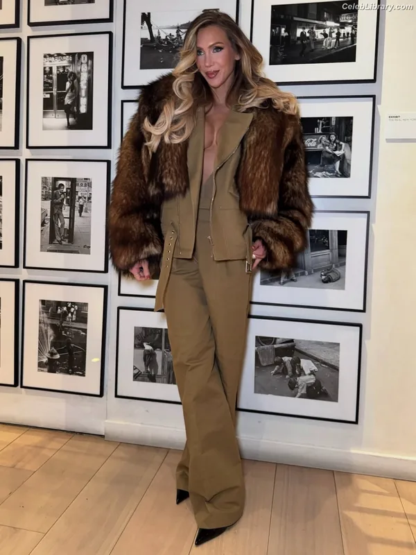 Charlotte Flair photo 4 of 717