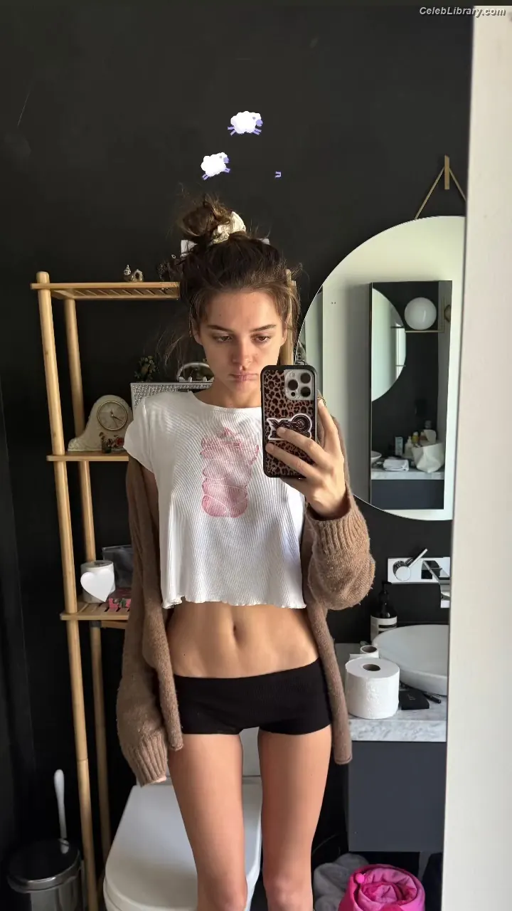 Charlotte Lawrence photo 16 of 714