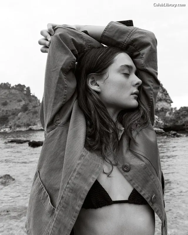 Charlotte Lawrence photo 17 of 714