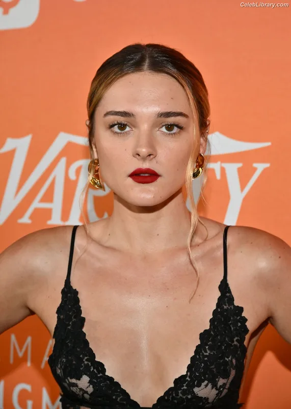 Charlotte Lawrence photo 5 of 714