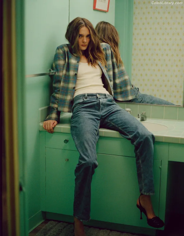 Charlotte Lawrence photo 23 of 714