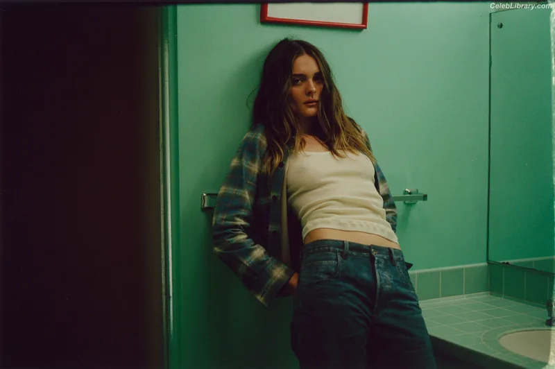 Charlotte Lawrence photo 1 of 714