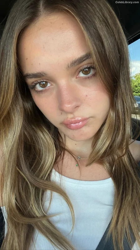 Charlotte Lawrence photo 24 of 714